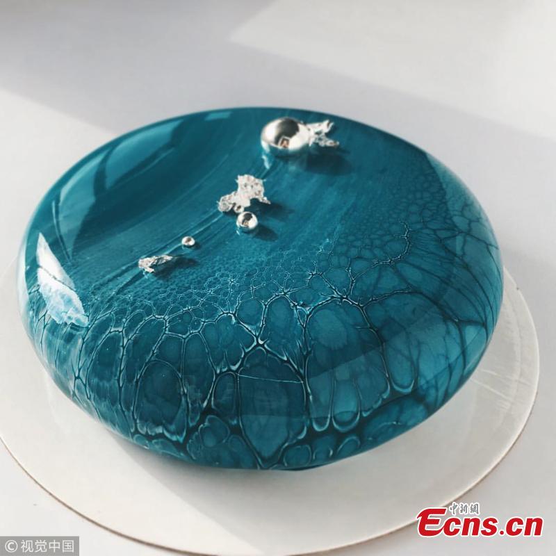 Confectioner Ksenia Penkina has created mirror glazed mousse cakes tha are unbelievably shiny that one could actually see their reflection in the mirrored surface. According to Penkina, it takes three days to make one mousse cake, made of all-natural ingredients, including real cream, milk, fruits and berries, biscuits, and premium chocolates.(Photo/VCG)