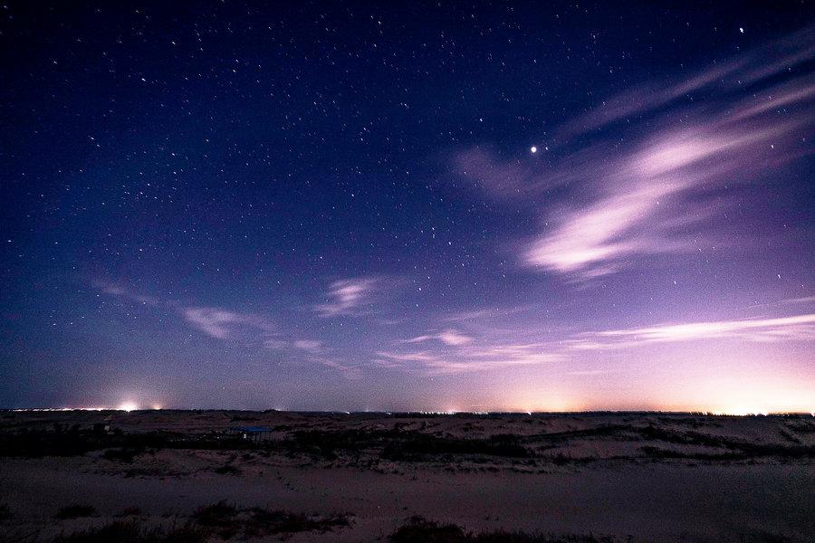 Night view of the beach near the Shahu Lake, May 22, 2018. (Photo provided to chinadaily.com.cn)
The lake is not only a nest for birds, but also a paradise for visitors.
Apart from enjoying Omega-3-rich fish, visitors can try speed boating and parasailing on the lake, which adds a lot of fun.
The beach near the lake, as a filming spot for the 1995 movie A Chinese Odyssey, attracts a large number of visitors who want to take a look at the scene where the film was shot.
Camping is available at the beach.There are new designed camps with more aesthetic looks.