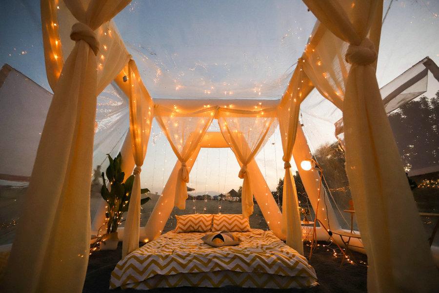 A camp at the beach near the Shahu Lake in Ningxia Hui autonomous region, May 22, 2018. (Photo provided to chinadaily.com.cn)
