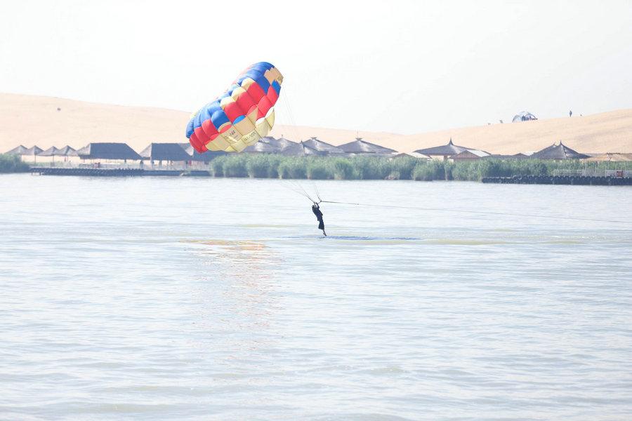 A visitor tries parasailing on the Shahu Lake in Ningxia Hui autonomous region, May 23, 2018. (Photo provided to chinadaily.com.cn)