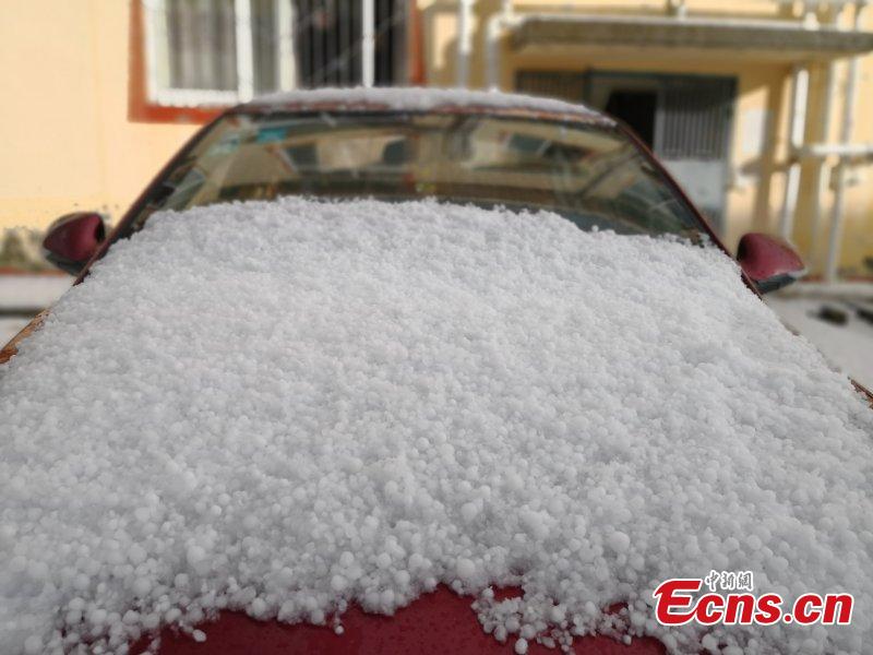 Photo take on May 24, 2018 shows hailstones hitting Hongyuan County, Southwest China’s Sichuan Province. The hail storm continued for 13 minutes, with the largest hailstone measuring 1.5 centimeters. There\'s been no reports of injuries or deaths. (Photo: China News Service/Tang Mingbo)