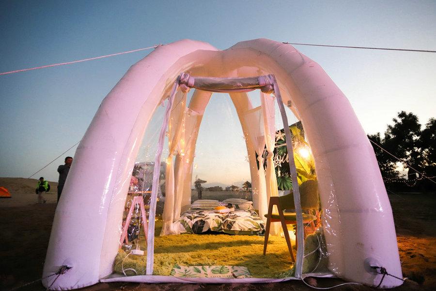 A camp at the beach near the Shahu Lake in Ningxia Hui autonomous region, May 22, 2018. (Photo provided to chinadaily.com.cn)