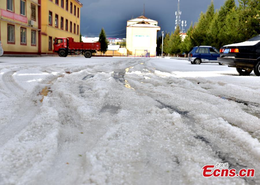 Photo take on May 24, 2018 shows hailstones hitting Hongyuan County, Southwest China’s Sichuan Province. The hail storm continued for 13 minutes, with the largest hailstone measuring 1.5 centimeters. There\'s been no reports of injuries or deaths. (Photo: China News Service/Tang Mingbo)