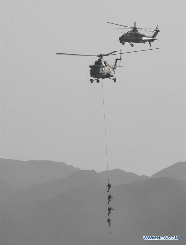 The Chinese Army holds an exercise in Korla of northwest China\'s Xinjiang Uygur Autonomous Region May 23, 2018.(Xinhua/Zhang Yongjin)