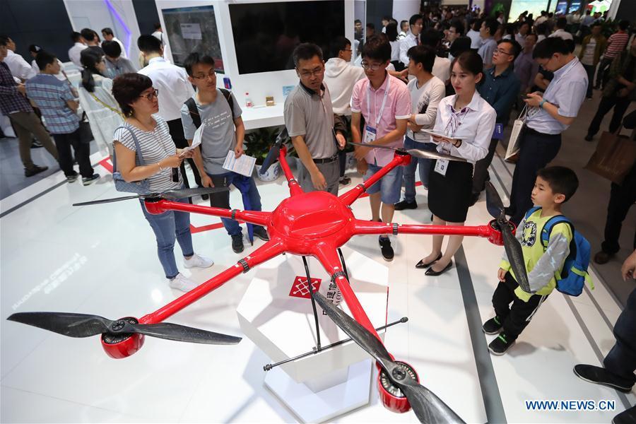 People look at an unmanned aircraft during the International Big Data Industry Expo in Guiyang, capital of southwest China\'s Guizhou Province, May 26, 2018. The four-day expo opened here on Saturday, attracting over 40,000 participants from nearly 30 countries. (Xinhua/Liu Xu)