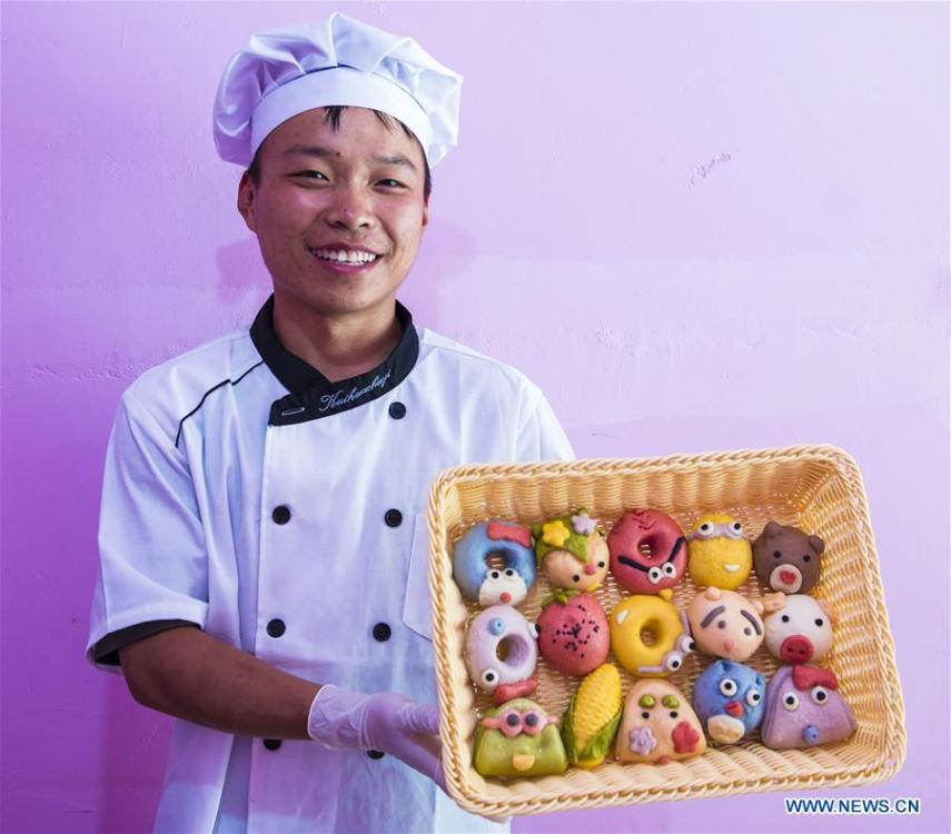 A villager shows buns made from vegetable and fruit in Zhaozijian Village, Zaoqiang County of north China\'s Hebei Province, May 26, 2018. Buns made from pumpkin, spinach, cabbage and other vegetable and fruit in Zaoqiang County are popular in supermarkets and online shops. (Xinhua/Li Xiaoguo)
