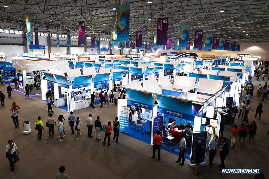 People visit the International Big Data Industry Expo in Guiyang, capital of southwest China\'s Guizhou Province, May 26, 2018. The four-day expo opened here on Saturday, attracting over 40,000 participants from nearly 30 countries. (Xinhua/Liu Xu)