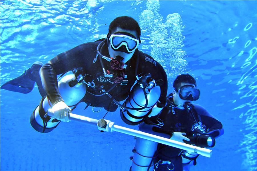 Members of Beijing\'s underwater police squad take part in a routine underwater training exercise. (Photo provided to China Daily)
Psychological pressure faced by squad members makes difficult job even harder
The 20 divers of Beijing\'s underwater police squad patrol the dark, cold waters of the capital, conducting security checks and searching for submerged evidence, including weapons, bodies and body parts.
The squad, originally trained by the Chinese Navy, was the first of its kind in China when it was launched in 1984 as a five-man unit to conduct security inspections for the National Day military parade. It is now a detachment of the Beijing Public Security Bureau\'s counterterrorism and SWAT department.