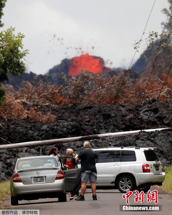 Onlookers gather to watch as lava pours out of a fissure in the Leilani Estates near Pahoa, Hawaii, U.S., May 26, 2018. (Photo/Agencies)
