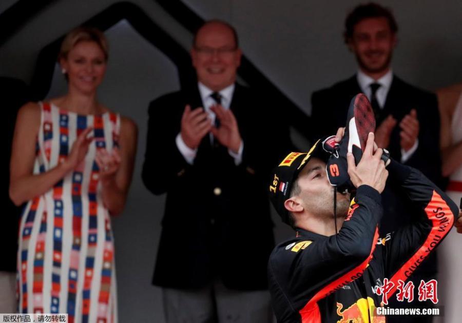 Red Bull\'s Daniel Ricciardo celebrates winning the F1 Monaco Grand Prix in Monte Carlo, Monaco, May 27, 2018. (Photo/Agencies)
