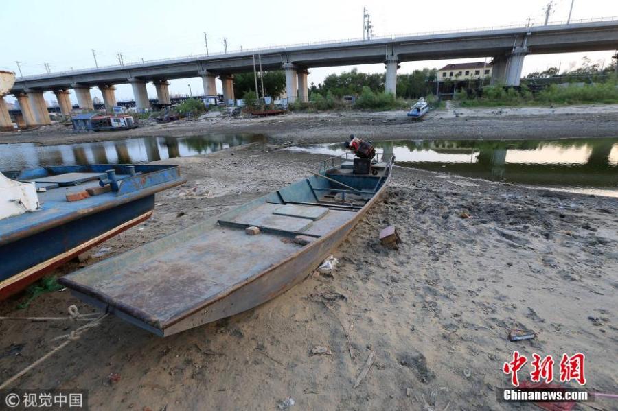 Picture taken on May 26, 2018 shows the water level of the Songhua River has dropped to its lowest point since 2008 in Harbin City, Northeast China’s Heilongjiang Province. Many boats are stranded and the river bank has also dried up. (Photo/VCG)
