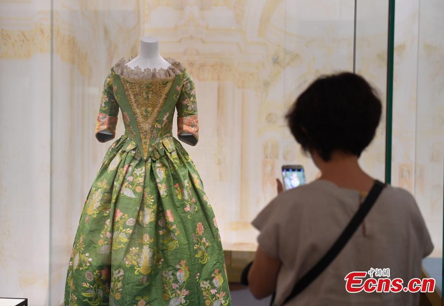 A Western dress made 300 years ago is on display in Hangzhou City, East China’s Zhejiang Province, May 27, 2018. (Photo: China News Service/Wang Gang)