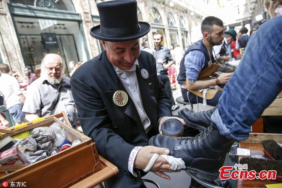 The first European competition of shoe cleaning is held in the historical gallery of Saint Hubert in Brussels, Belgium, May 26, 2018. About 10 shiners from different European countries free polished shoes to customers in this event. (Photo/IC)