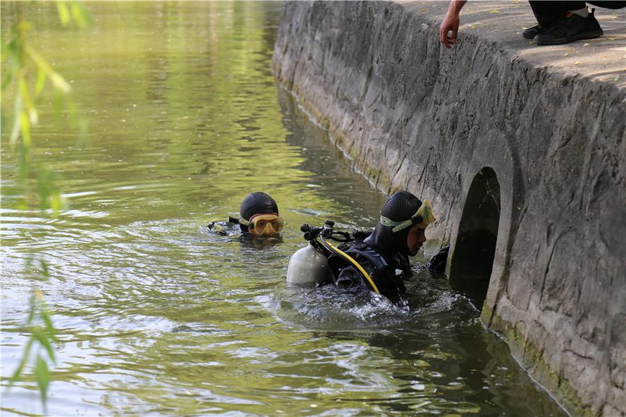 Li Xiaona working in a river in Beijing. (Photo provided to China Daily)
Li Xiaona, the squad\'s deputy head, said conducting security checks of the capital\'s waterways, especially during big events, remained one of its main duties. The squad checked a water area of 3.5 million square meters last year with the help of boats and underwater sensors.
Another duty is to search waterways for evidence in response to tips or confessions, and bring it to land for forensic or post-mortem investigation, he said.
\