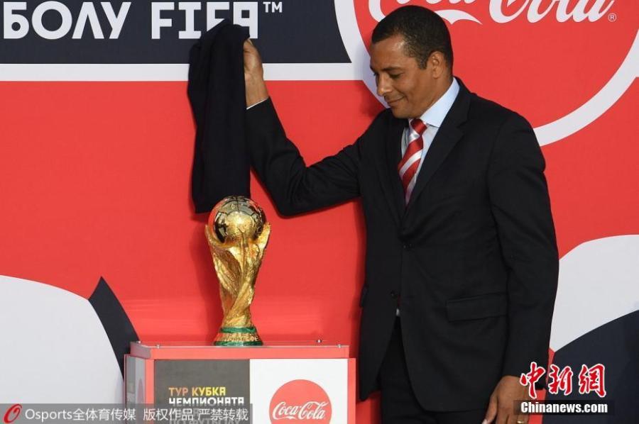 Former Brazilian Football national team member Gilberto Aparecido da Silva shows a FIFA World Cup Trophy in St. Petersburg, Russia, May 26, 2018. The FIFA World Cup Trophy Tour kicked off on September 9 in Moscow and traveled across Russian cities until December, when it continued its journey abroad visiting over 50 countries. (Photo/Osports)