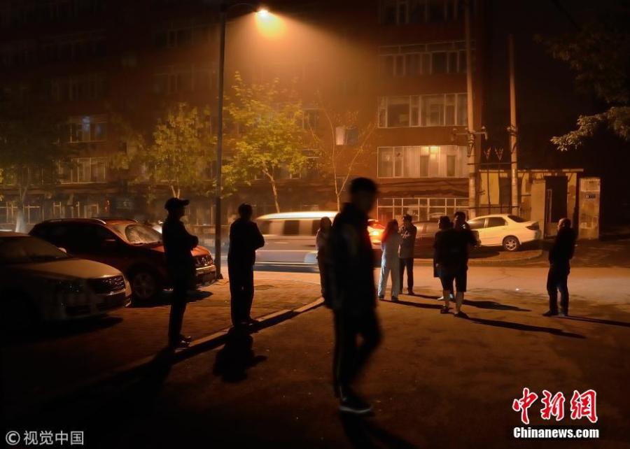 People stand outside buildings following a magnitude of 5.7 earthquake in Songyuan City, Jilin Province, May 28, 2018. (Photo/VCG)