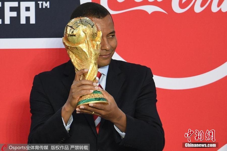 Former Brazilian Football national team member Gilberto Aparecido da Silva shows a FIFA World Cup Trophy in St. Petersburg, Russia, May 26, 2018. The FIFA World Cup Trophy Tour kicked off on September 9 in Moscow and traveled across Russian cities until December, when it continued its journey abroad visiting over 50 countries. (Photo/Osports)