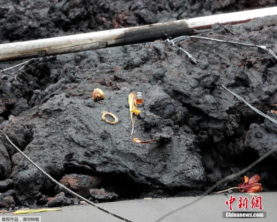 Offerings are left on a fresh lava bed from the Kilauea volcano, in the Leilani Estates near Pahoa, Hawaii, U.S., May 26, 2018. (Photo/Agencies)