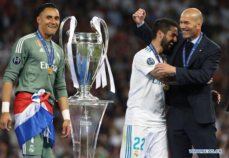 Marcelo (C) of Real Madrid holds the trophy after the UEFA Champions League final match between Liverpool and Real Madrid in Kiev, Ukraine on May 26, 2018. Real Madrid claimed the title with 3-1. (Xinhua/Sergey)