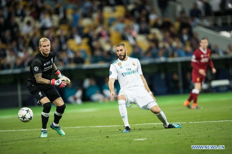 Benzema (R) of Real Madrid shoots during the UEFA Champions League final match between Liverpool and Real Madrid in Kiev, Ukraine on May 26, 2018. Real Madrid claimed the title with 3-1. (Xinhua/Wuzhuang)