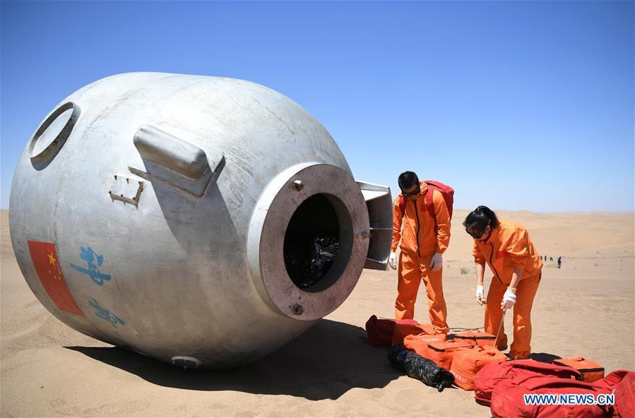 Taikonauts Wang Yaping (R) and Chen Dong participate in a wilderness survival training in the Badain Jaran Desert in northwest China\'s Gansu Province, May 22, 2018. Fifteen Chinese taikonauts have just completed desert survival training deep in the Badain Jaran Desert near Jiuquan Satellite Launch Center in northwest China. Organized by the Astronaut Center of China (ACC), the program was designed to prepare taikonauts with the capacity to survive in the wilderness in the event their re-entry capsule lands off target. (Xinhua/Chen Bin)