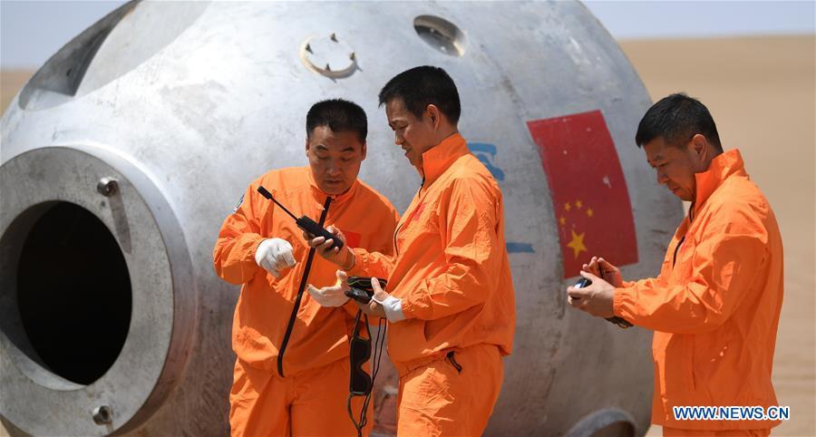 Taikonauts Nie Haisheng (C), Zhang Xiaoguang (L) and Liu Wang participate in a wilderness survival training in the Badain Jaran Desert in northwest China\'s Gansu Province, May 17, 2018. Fifteen Chinese taikonauts have just completed desert survival training deep in the Badain Jaran Desert near Jiuquan Satellite Launch Center in northwest China. Organized by the Astronaut Center of China (ACC), the program was designed to prepare taikonauts with the capacity to survive in the wilderness in the event their re-entry capsule lands off target. (Xinhua/Chen Bin)