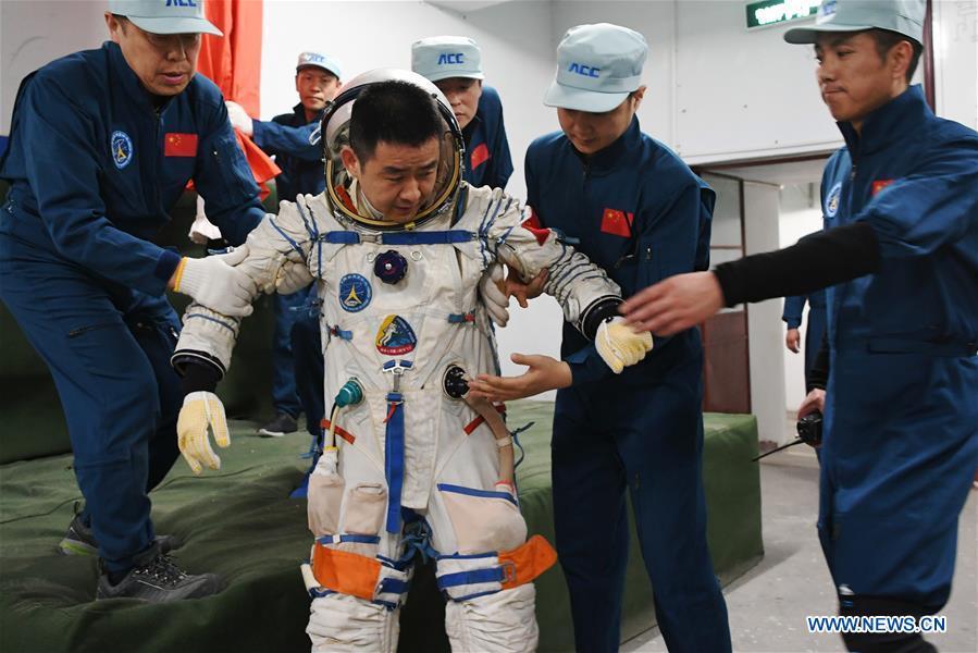 Taikonaut Chen Dong (C) participates in a launchpad emergency escape training in northwest China\'s Gansu Province, May 16, 2018. Fifteen Chinese taikonauts have just completed desert survival training deep in the Badain Jaran Desert near Jiuquan Satellite Launch Center in northwest China. Organized by the Astronaut Center of China (ACC), the program was designed to prepare taikonauts with the capacity to survive in the wilderness in the event their re-entry capsule lands off target. (Xinhua/Chen Bin)