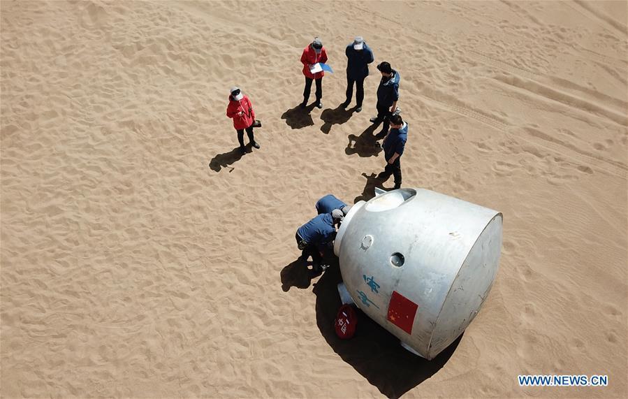 Staff members arrange for a wilderness survival training for taikonauts in the Badain Jaran Desert in northwest China\'s Gansu Province, May 17, 2018. Fifteen Chinese taikonauts have just completed desert survival training deep in the Badain Jaran Desert near Jiuquan Satellite Launch Center in northwest China. Organized by the Astronaut Center of China (ACC), the program was designed to prepare taikonauts with the capacity to survive in the wilderness in the event their re-entry capsule lands off target. (Xinhua/Chen Bin)