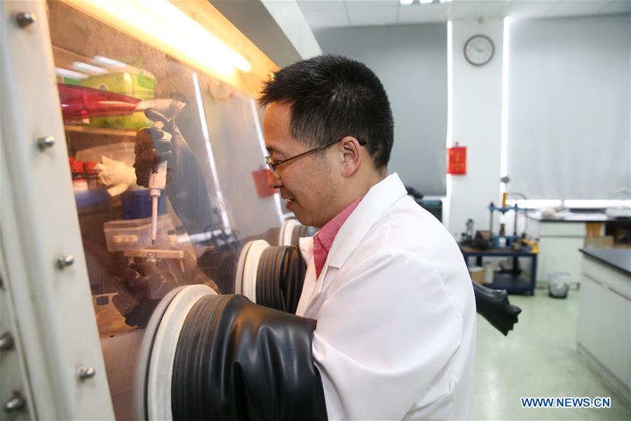 Huang Fuqiang, chief researcher at the Shanghai Institute of Ceramics of Chinese Academy of Sciences, makes the composite material at the Shanghai Institute of Ceramics of Chinese Academy of Sciences in east China\'s Shanghai, April 24, 2018. A new composite material developed by a group of Chinese researchers has proved highly effective in cleaning water contaminated by organics. (Xinhua/Ding Ting)