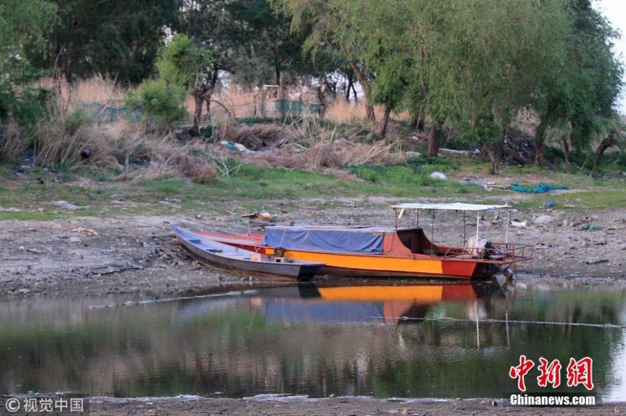 Picture taken on May 26, 2018 shows the water level of the Songhua River has dropped to its lowest point since 2008 in Harbin City, Northeast China’s Heilongjiang Province. Many boats are stranded and the river bank has also dried up. (Photo/VCG)