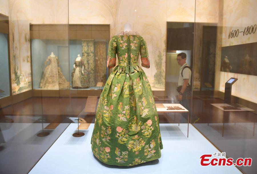 A Western dress made 300 years ago is on display in Hangzhou City, East China’s Zhejiang Province, May 27, 2018. (Photo: China News Service/Wang Gang)