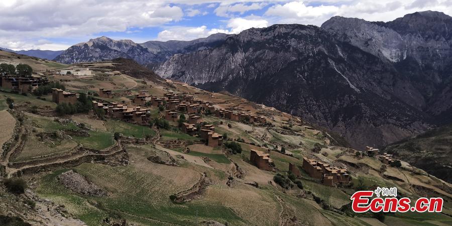 A view of watchtower-like residential buildings in Gonjo County, Chamdo Prefecture in Southwest China’s Tibet Autonomous Region. Locals in the county’s Sanyan area live in the buildings that are three to five floors high and made of mud on the outside, with each structure home to at least two families. (Photo: China News Service/Ji Xiang)