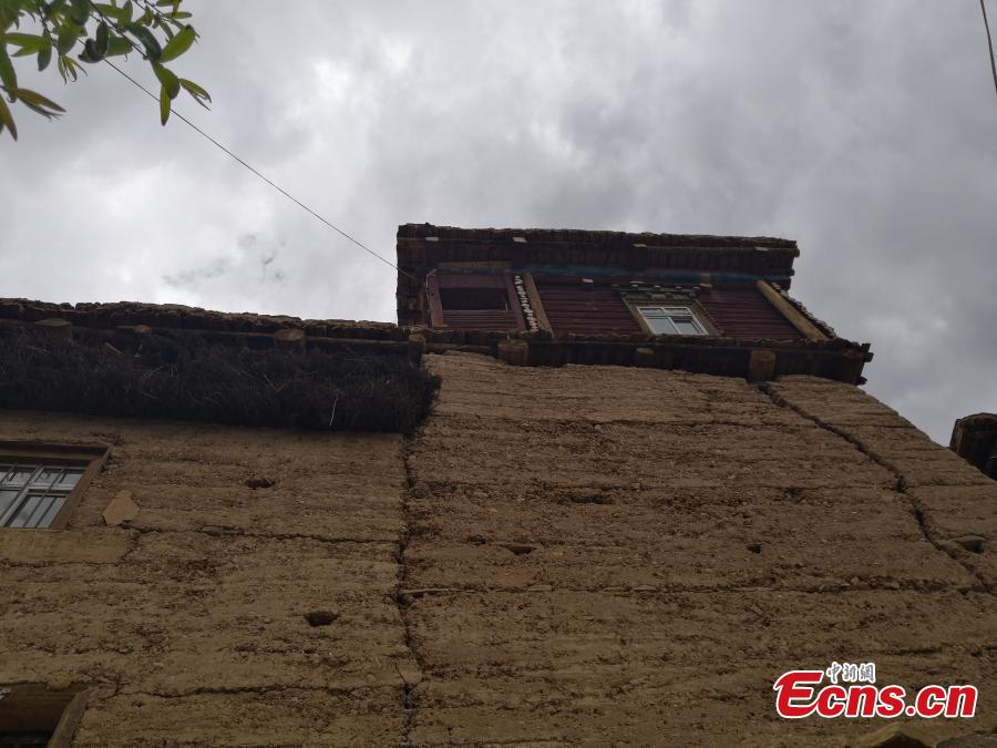 A view of watchtower-like residential buildings in Gonjo County, Chamdo Prefecture in Southwest China’s Tibet Autonomous Region. Locals in the county’s Sanyan area live in the buildings that are three to five floors high and made of mud on the outside, with each structure home to at least two families. (Photo: China News Service/Ji Xiang)