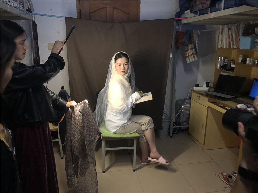 Students from Yunnan University Dianchi College spent two days creating look of a geisha and famous paintings. The artists used no professional lighting or any special effects. (Photo by Zhu Yuhang and Xu Yuya/chinadaily.com.cn)