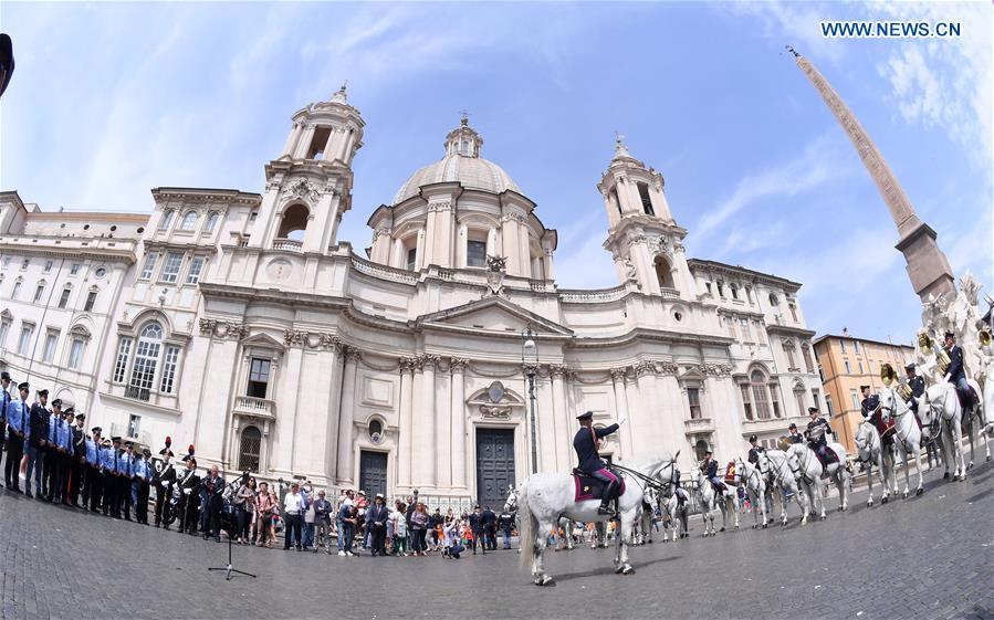 Photo taken on May 28, 2018 shows a ceremony held to symbolically mark the start of the third year of law enforcement cooperation between China and Italy in Rome, Italy. Police officers and dignitaries from China and Italy -- as well as hundreds of photo-snapping passersby -- were in Rome\'s picturesque Piazza Navona Monday for the ornate ceremony. (Xinhua/Alberto Lingria)