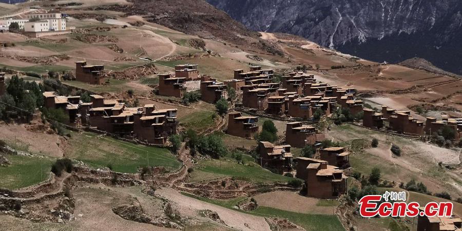 A view of watchtower-like residential buildings in Gonjo County, Chamdo Prefecture in Southwest China’s Tibet Autonomous Region. Locals in the county’s Sanyan area live in the buildings that are three to five floors high and made of mud on the outside, with each structure home to at least two families. (Photo: China News Service/Ji Xiang)