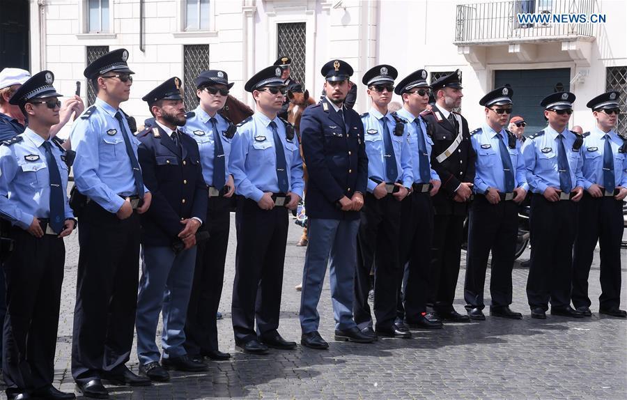 Police officers from China and Italy attend a ceremony held to symbolically mark the start of the third year of law enforcement cooperation between the two countries in Rome, Italy, on May 28, 2018. Police officers and dignitaries from China and Italy -- as well as hundreds of photo-snapping passersby -- were in Rome\'s picturesque Piazza Navona Monday for the ornate ceremony. (Xinhua/Alberto Lingria)