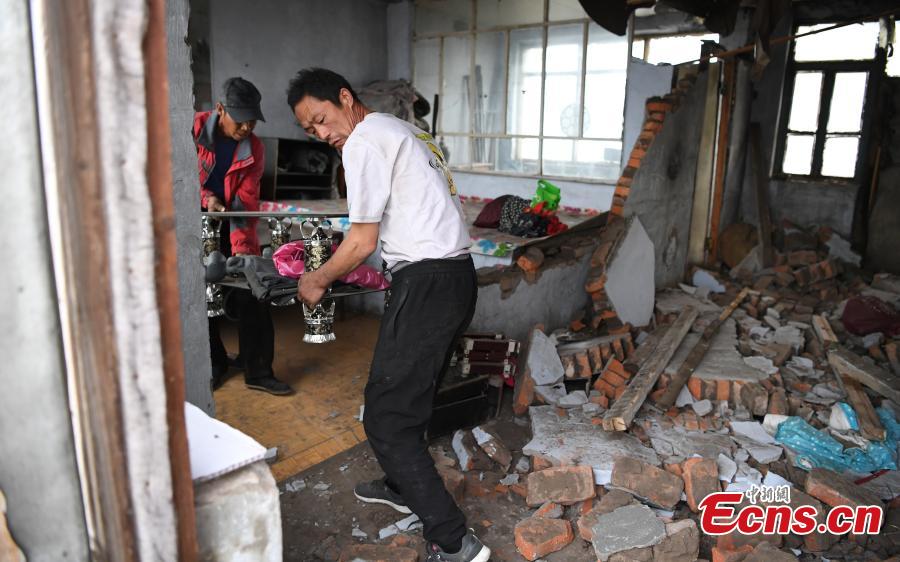 Residents affected by an earthquake move their belongings in Songyuan City, Northeast China’s Jilin Province, May 28, 2018. An earthquake with a magnitude of 5.7 rocked Ningjiang District, Songyuan City on Monday morning, damaging the houses of more than 1,000 families. Local authorities have provided relief supplies to residents affected by the quake. (Photo: China News Service/Zhang Yao)