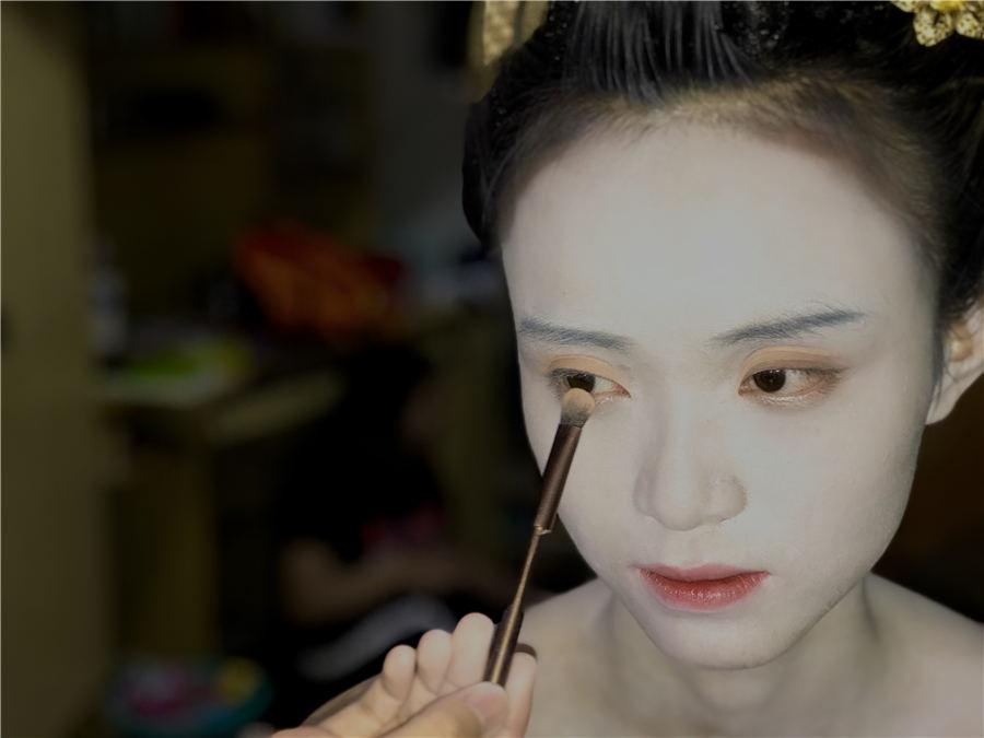 Students from Yunnan University Dianchi College spent two days creating look of a geisha and famous paintings. The artists used no professional lighting or any special effects. (Photo by Zhu Yuhang and Xu Yuya/chinadaily.com.cn)