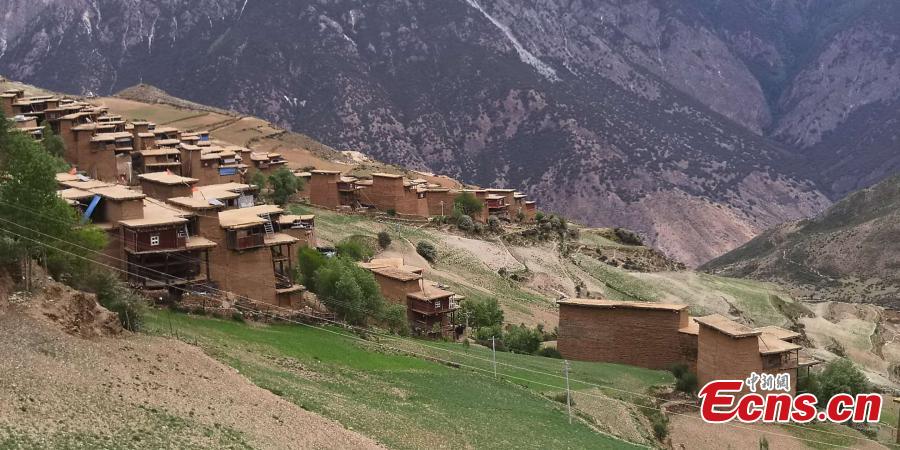 A view of watchtower-like residential buildings in Gonjo County, Chamdo Prefecture in Southwest China’s Tibet Autonomous Region. Locals in the county’s Sanyan area live in the buildings that are three to five floors high and made of mud on the outside, with each structure home to at least two families. (Photo: China News Service/Ji Xiang)