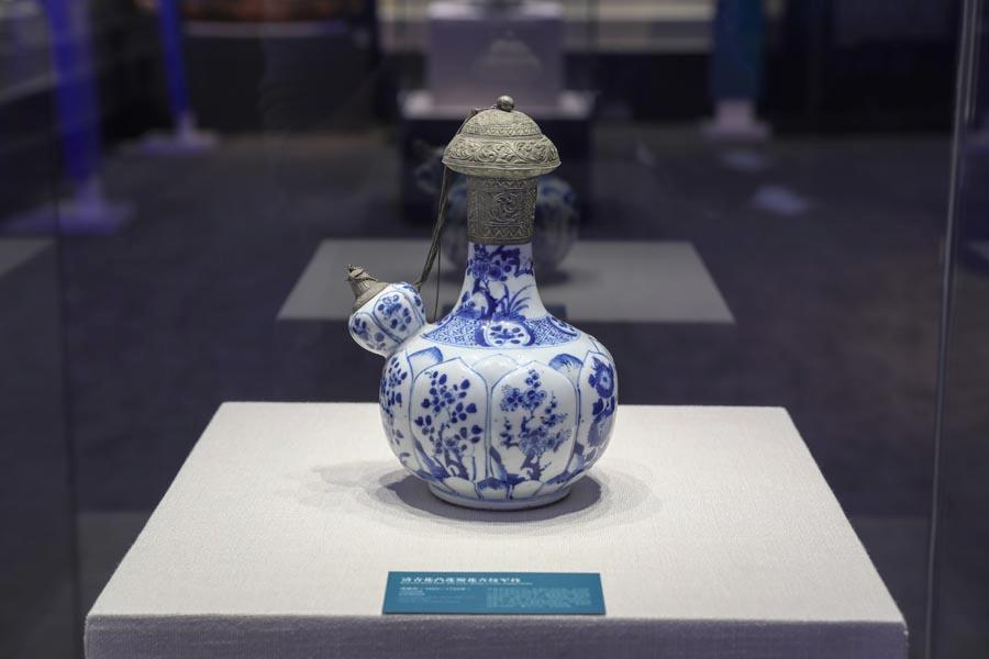 A blue-and-white porcelain water container of the Qing Dynasty is among the exhibits on show. (Photo provided to China Daily)
A shipwreck is like a museum - a time capsule filled with stories of the people aboard, the voyage they were undertaking and the age in which they lived. An ongoing exhibition at the China Maritime Museum offers a glimpse into the stories of ill-fated voyages through the export of porcelain from 11 shipwrecks.
China and the World: Shipwrecks and Exported Porcelain on the Maritime Silk Road opened at the museum in Lingang New City, a satellite town in suburban Shanghai, on May 8. It\'ll run through Aug 7.
The exhibition showcases more than 240 objects from 22 museums and institutions across China, most of which were unearthed from the shipwrecks.
Chinese ships began to sail overseas as early as the second century and, by the Tang Dynasty (618-907), international trade flourished, carrying porcelain and silk from China to the Arabian Peninsula, Japan and the Korean Peninsula, before expanding to Europe and Africa. The trade route known as the Maritime Silk Road is part of the \