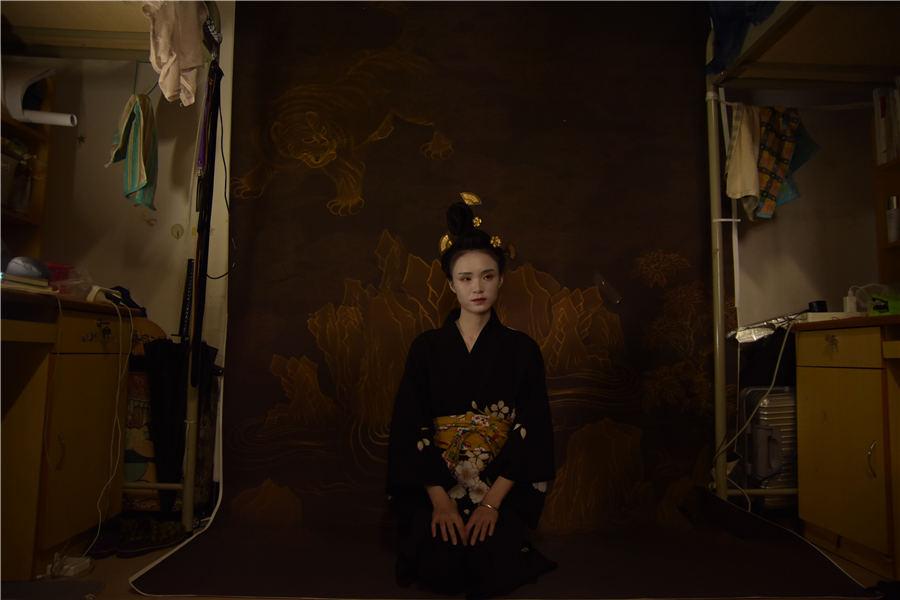 Students from Yunnan University Dianchi College spent two days creating look of a geisha and famous paintings. The artists used no professional lighting or any special effects. (Photo by Zhu Yuhang and Xu Yuya/chinadaily.com.cn)