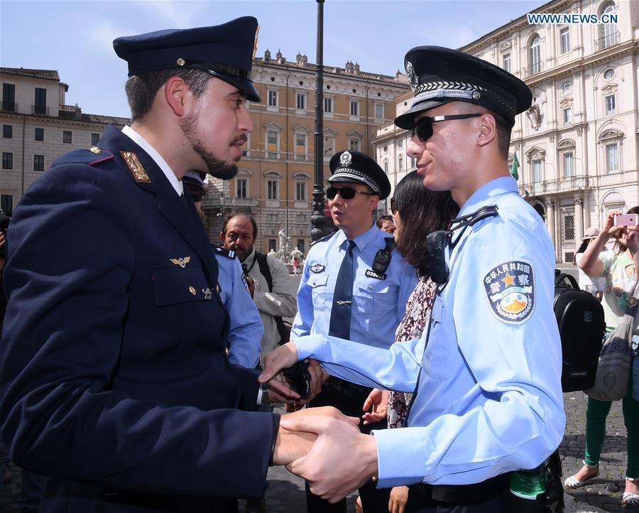 Police officers from China and Italy attend a ceremony held to symbolically mark the start of the third year of law enforcement cooperation between the two countries in Rome, Italy, on May 28, 2018. Police officers and dignitaries from China and Italy -- as well as hundreds of photo-snapping passersby -- were in Rome\'s picturesque Piazza Navona Monday for the ornate ceremony. (Xinhua/Alberto Lingria)
