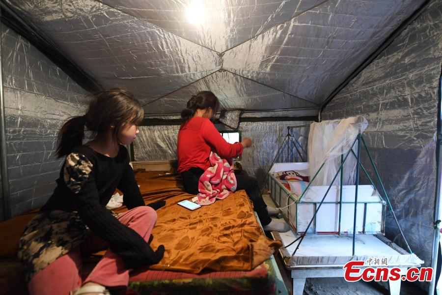 Residents affected by an earthquake stay in a temporary shelter in Songyuan City, Northeast China’s Jilin Province, May 28, 2018. An earthquake with a magnitude of 5.7 rocked Ningjiang District, Songyuan City on Monday morning, damaging the houses of more than 1,000 families. Local authorities have provided relief supplies to residents affected by the quake. (Photo: China News Service/Zhang Yao)