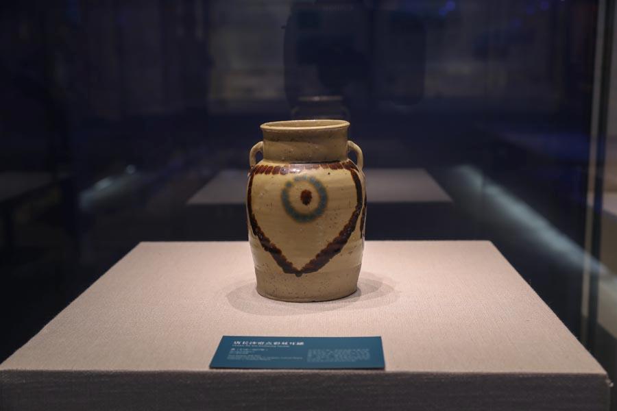 The exhibition at the China Maritime Museum in Shanghai features more than 240 objects and models (above) related to ancient ship-building techniques. (Photo provided to China Daily)
Trade also accelerated the improvement of porcelain-making techniques, he says at a lecture on the exhibition\'s opening day. For example, he notes, China\'s blue-and-white pottery reached a very high technological and artistic level in the 15th century, and part of the reason was the fine pigments imported from the Arabian countries.
In addition to presenting objects and historical documents, the exhibition also features models of the ships and video recordings of the excavations and devices, allowing visitors to learn about ancient ship-building techniques, sea voyages and ceramics trading.
\