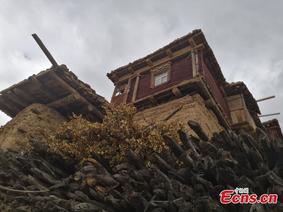 A view of watchtower-like residential buildings in Gonjo County, Chamdo Prefecture in Southwest China’s Tibet Autonomous Region. Locals in the county’s Sanyan area live in the buildings that are three to five floors high and made of mud on the outside, with each structure home to at least two families. (Photo: China News Service/Ji Xiang)
