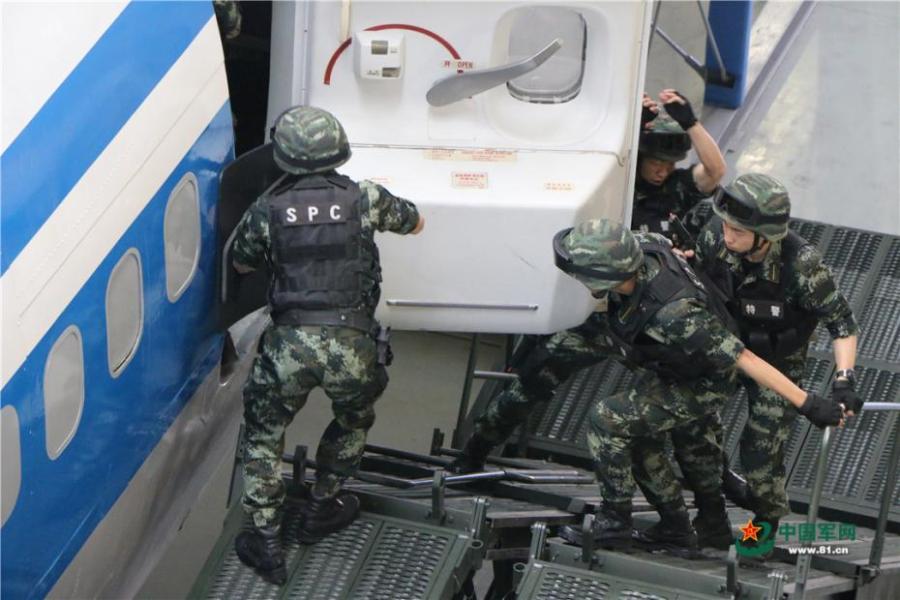 Photo taken on May 28, 2018 at the Great Wall 2018 Anti-terror International Forum shows Special Police of China members demonstrating anti-terror training programs at the Special Police Academy of the Chinese People\'s Armed Police Force in Beijing. The training included shooting and forced airplane cabin entry. (Photo/81.cn)
