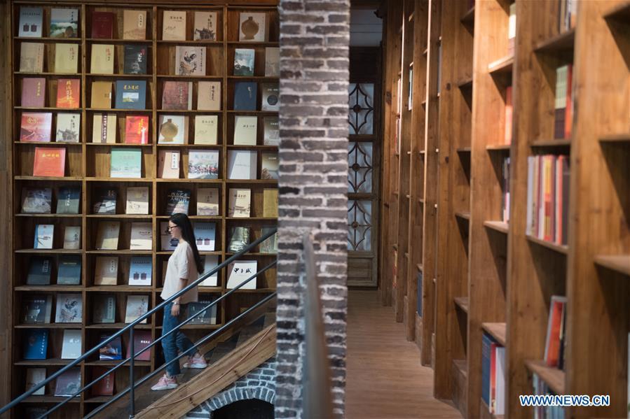 Photo shows walls of books in a hostel in Moganshan Town in Deqing County, east China\'s Zhejiang Province, May 29, 2018. The owner of the hostel Zhu Jindong, who worked in publishing, founded the hostel in 2015. The library collecting about 20,000 books in the hostel made it famous and attracted many tourists. (Xinhua/Weng Xinyang)