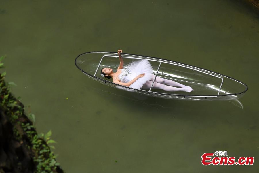 Photo taken on May 29, 2018 shows dancers performing on a transparent boat on the Meijiang River in Hunan Province. The show gave prominence to slow moves and was reportedly to urge people to slow down and appreciate nature in a fast-paced life. (Photo: China News Service/Yang Huafeng)