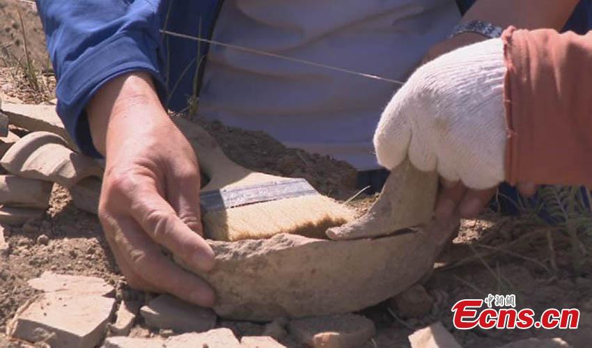 A coin from the Tang Dynasty (618-907) found at the Beiting ancient ruins in Jimsar County, Northwest China’s Xinjiang Uygur Autonomous Region. Archeologists from the CASS Institute of Archeology have found city walls built in different periods, a coin from the Tang Dynasty (618-907), horse bones, armor remains and other relics, media reported on May 29. (Photo: China News Service/Ma Dejun)
